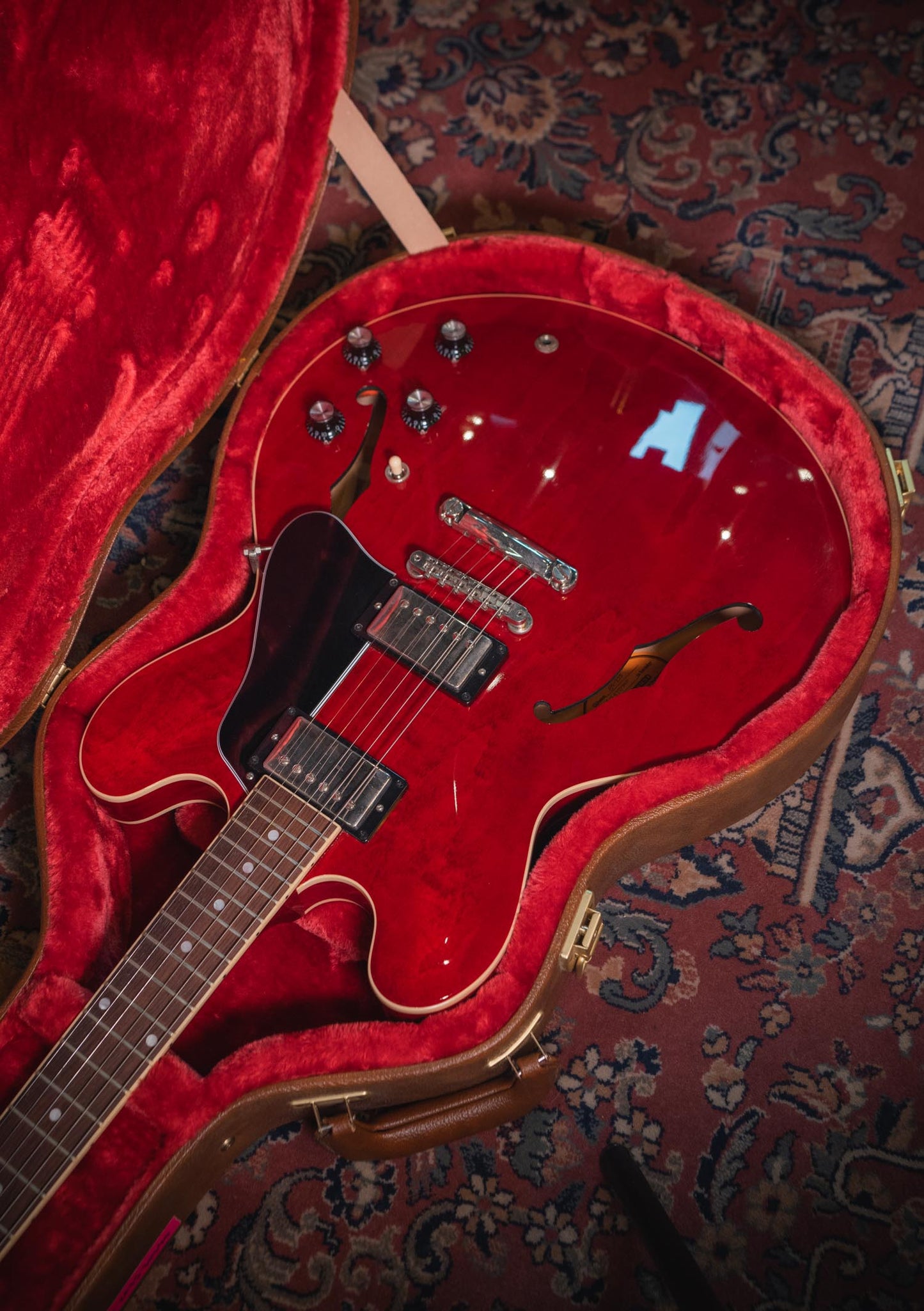 Gibson ES-335 Dot Cherry Gloss usada año 2023 (incluye hardcase) - Guitarra eléctrica