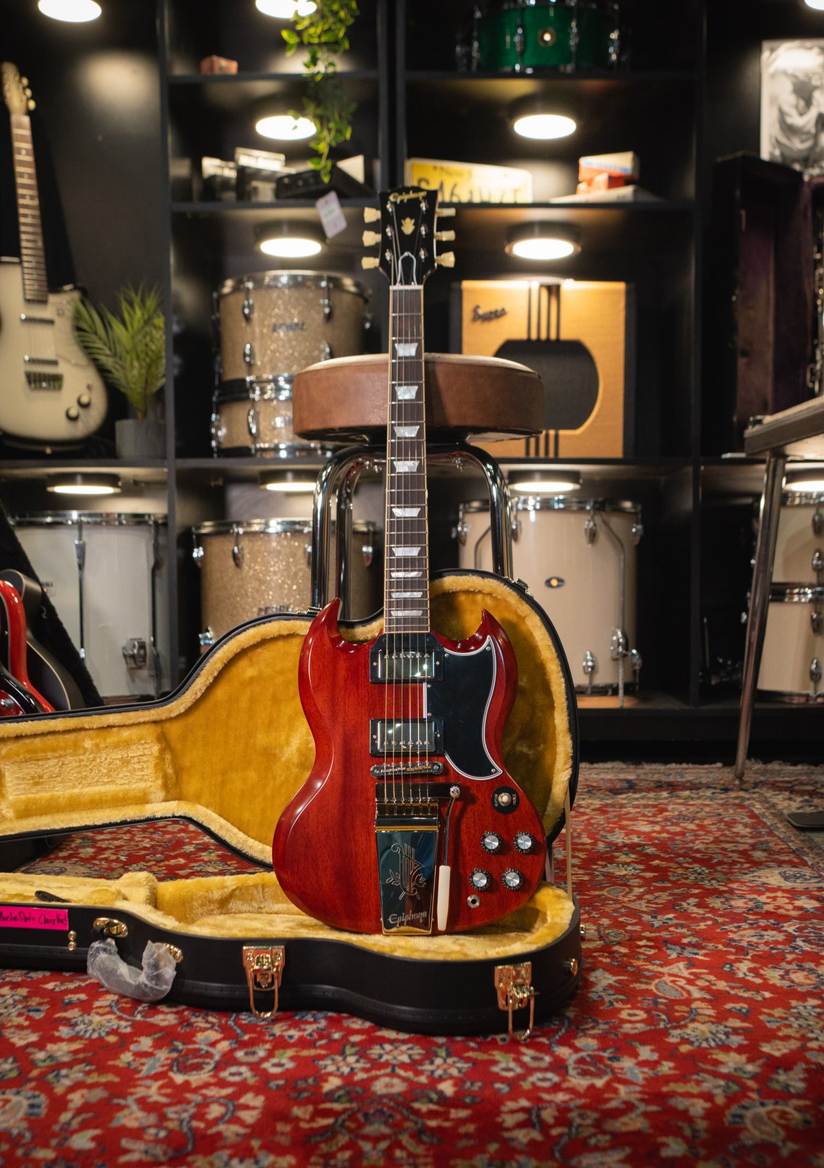 Epiphone Inspired by Gibson Custom 1964 SG Standard Reissue Maestro Vibrola Cherry Red usada año 2024 (incluye hardcase) - Guitarra eléctrica