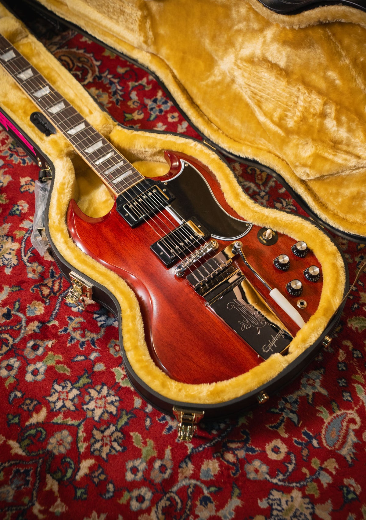 Epiphone Inspired by Gibson Custom 1964 SG Standard Reissue Maestro Vibrola Cherry Red usada año 2024 (incluye hardcase) - Guitarra eléctrica