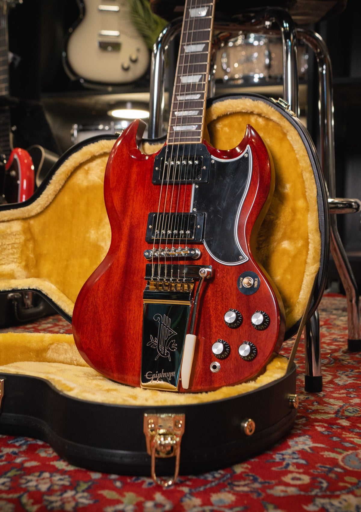 Epiphone Inspired by Gibson Custom 1964 SG Standard Reissue Maestro Vibrola Cherry Red usada año 2024 (incluye hardcase) - Guitarra eléctrica