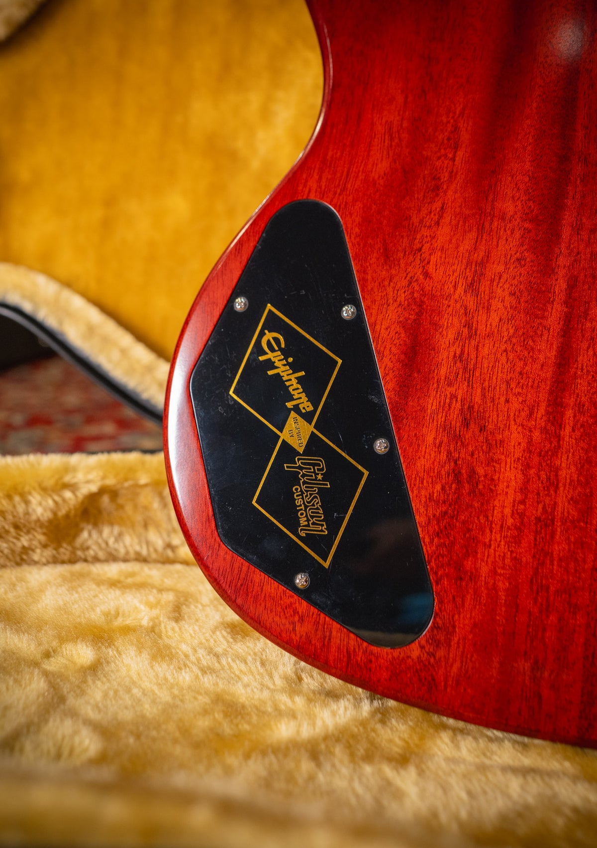 Epiphone Inspired by Gibson Custom 1964 SG Standard Reissue Maestro Vibrola Cherry Red usada año 2024 (incluye hardcase) - Guitarra eléctrica