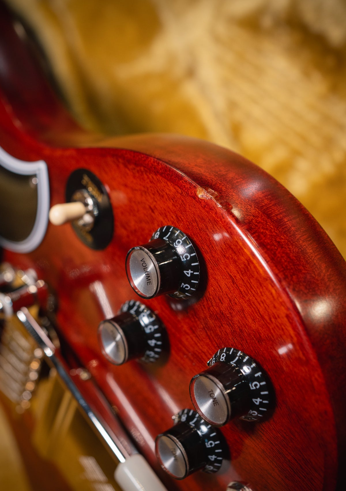 Epiphone Inspired by Gibson Custom 1964 SG Standard Reissue Maestro Vibrola Cherry Red usada año 2024 (incluye hardcase) - Guitarra eléctrica