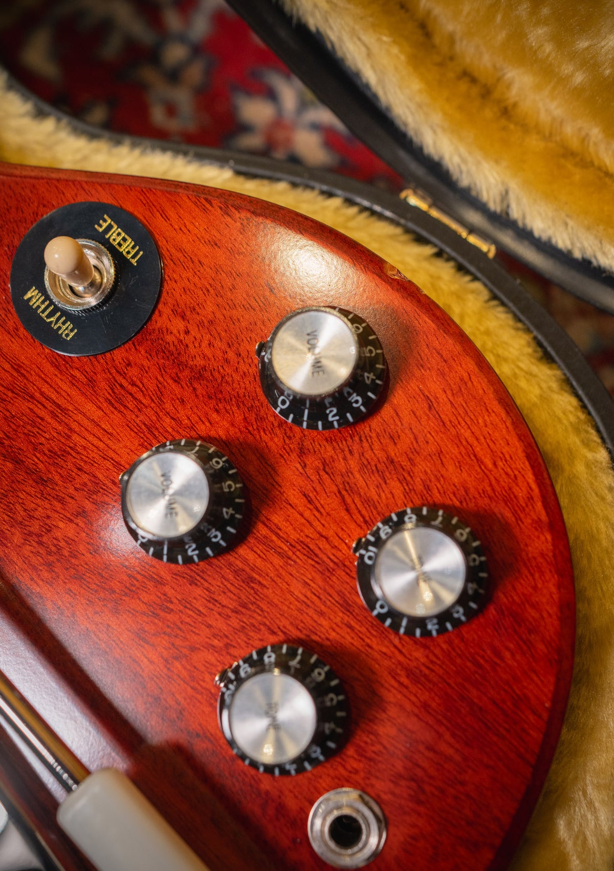 Epiphone Inspired by Gibson Custom 1964 SG Standard Reissue Maestro Vibrola Cherry Red usada año 2024 (incluye hardcase) - Guitarra eléctrica