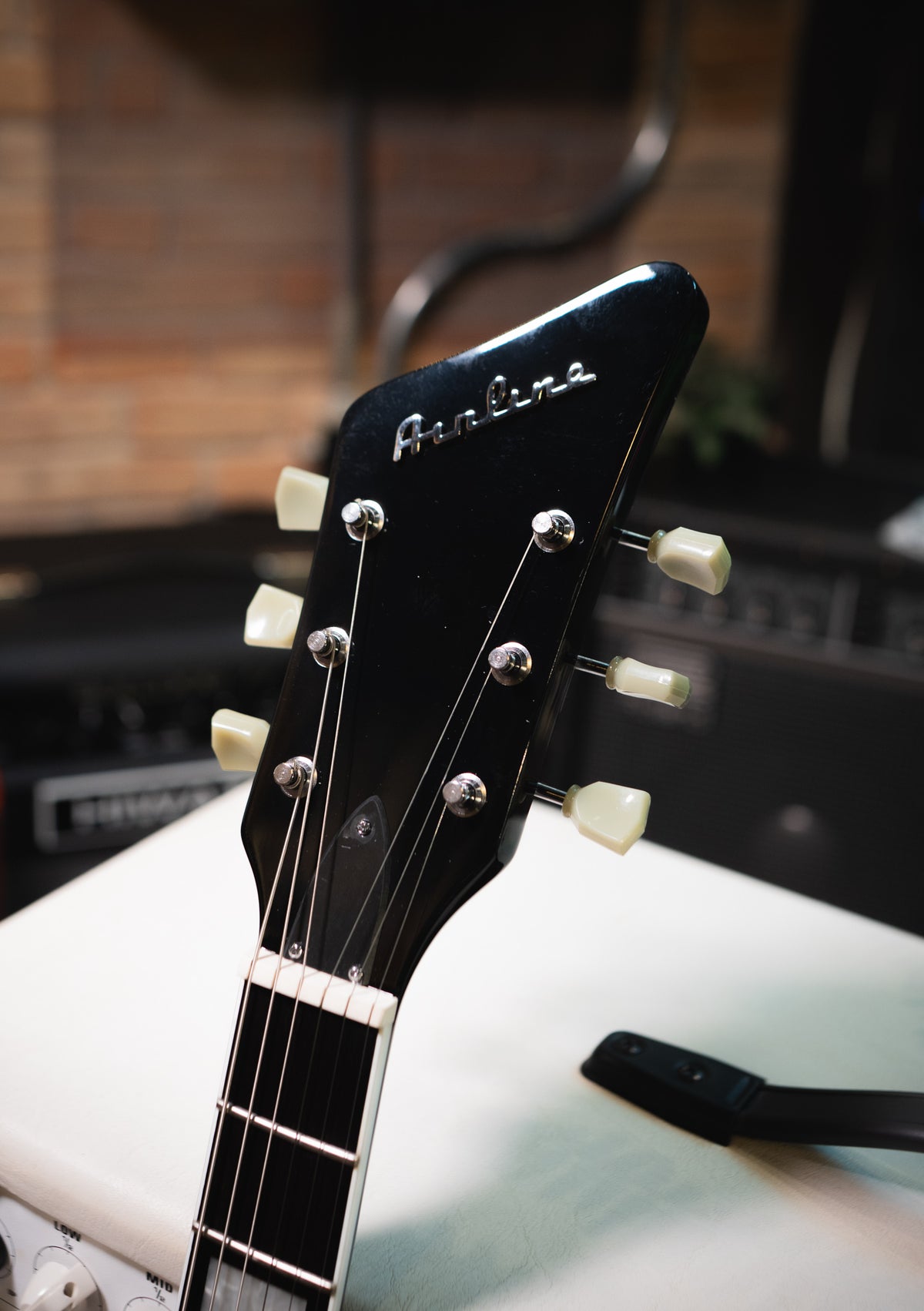 Airline Guitars Jetsons '59 2P Black (incluye funda) - Guitarra eléctrica