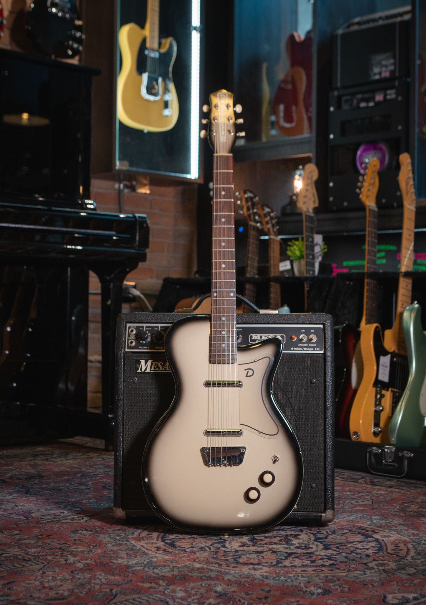 Danelectro 56 U-2 Reissue Black Burst usada (incluye funda) - Guitarra eléctrica