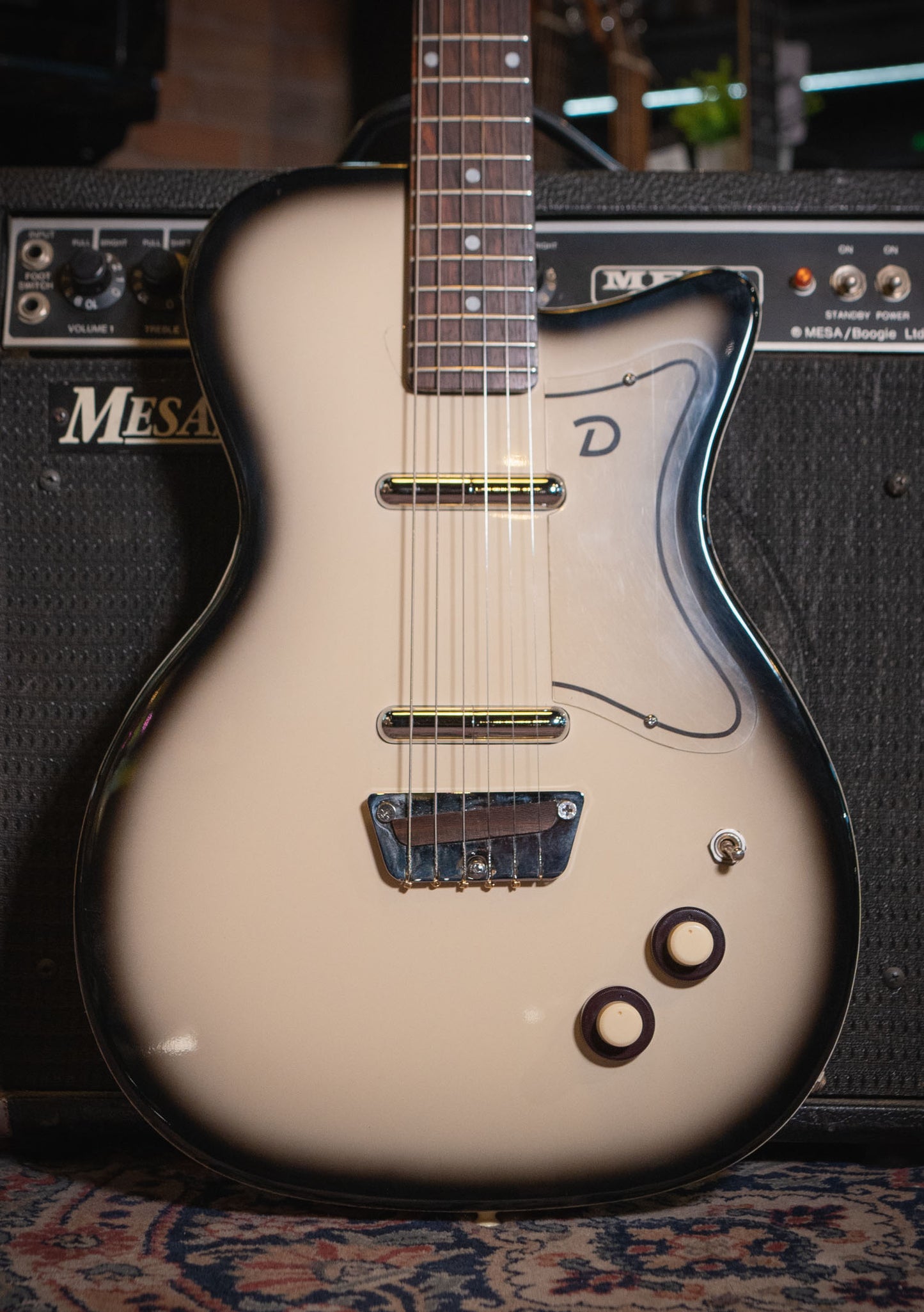 Danelectro 56 U-2 Reissue Black Burst usada (incluye funda) - Guitarra eléctrica