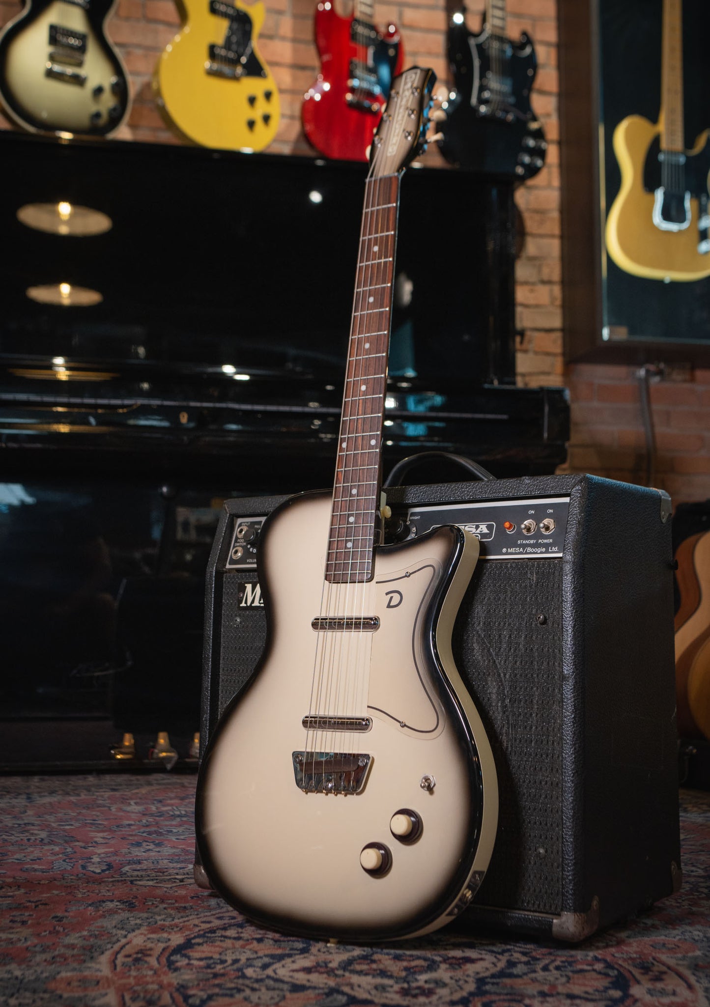 Danelectro 56 U-2 Reissue Black Burst usada (incluye funda) - Guitarra eléctrica
