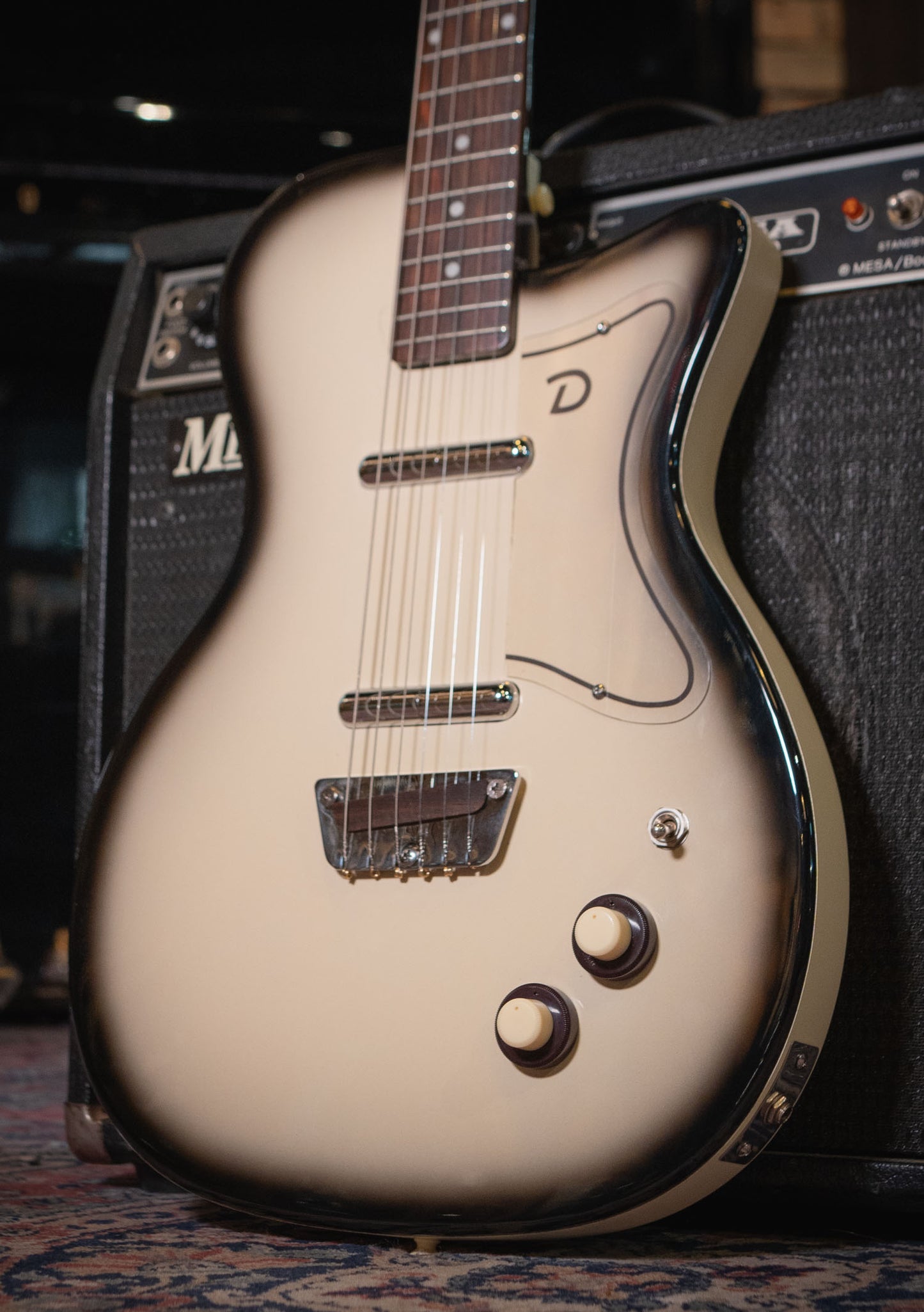Danelectro 56 U-2 Reissue Black Burst usada (incluye funda) - Guitarra eléctrica