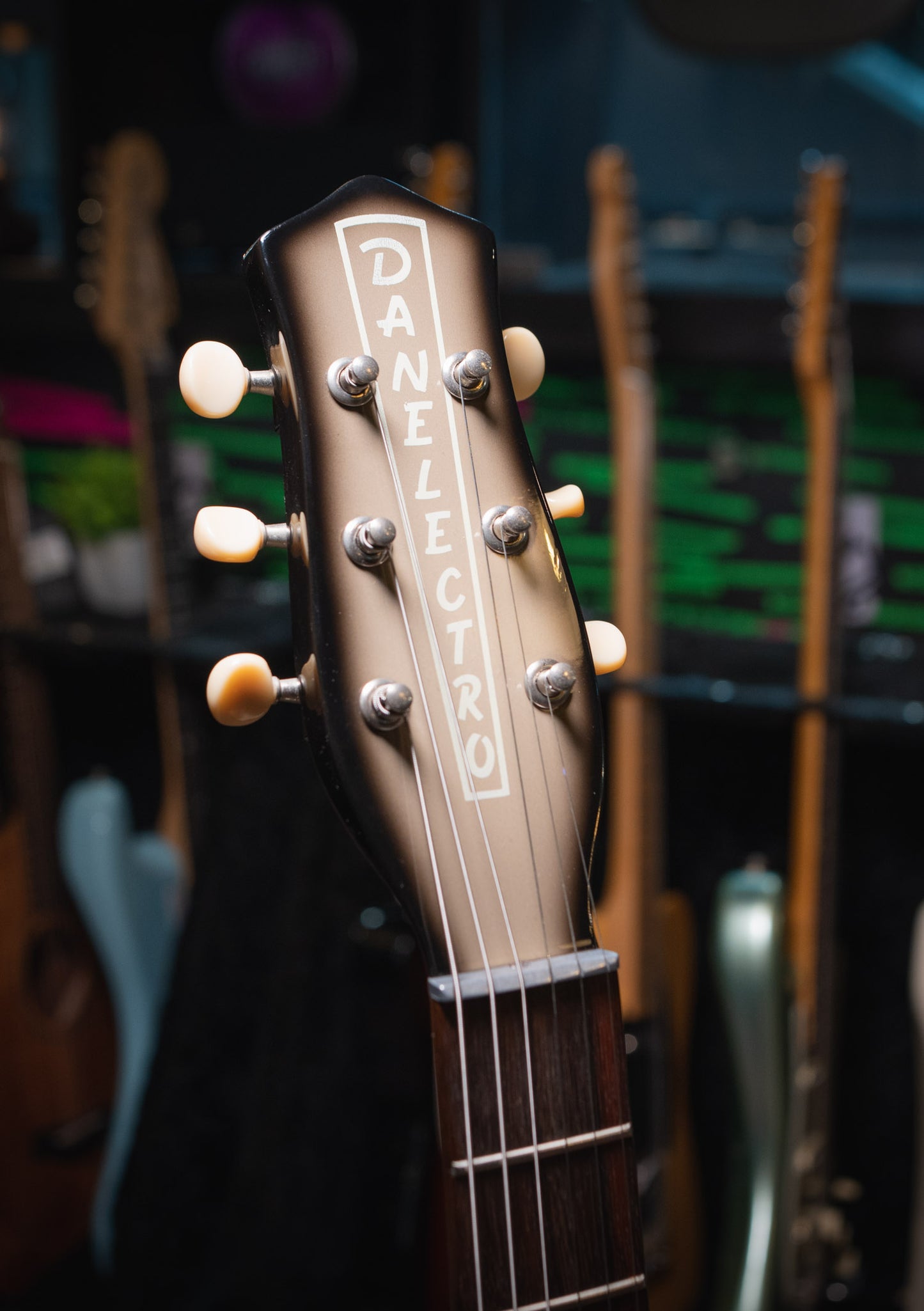 Danelectro 56 U-2 Reissue Black Burst usada (incluye funda) - Guitarra eléctrica