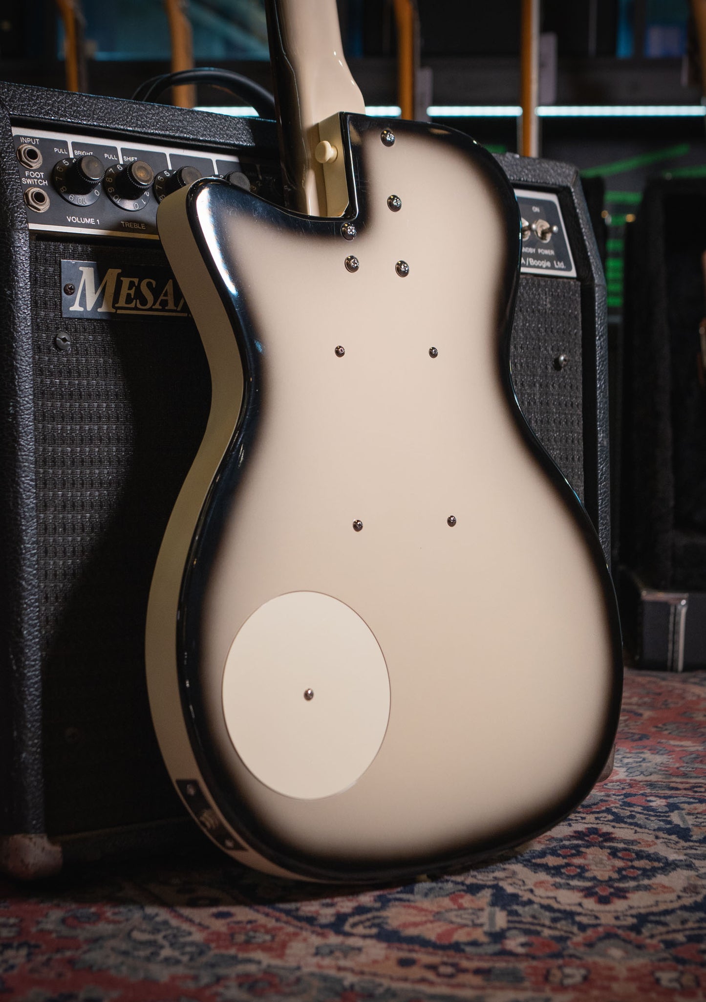Danelectro 56 U-2 Reissue Black Burst usada (incluye funda) - Guitarra eléctrica