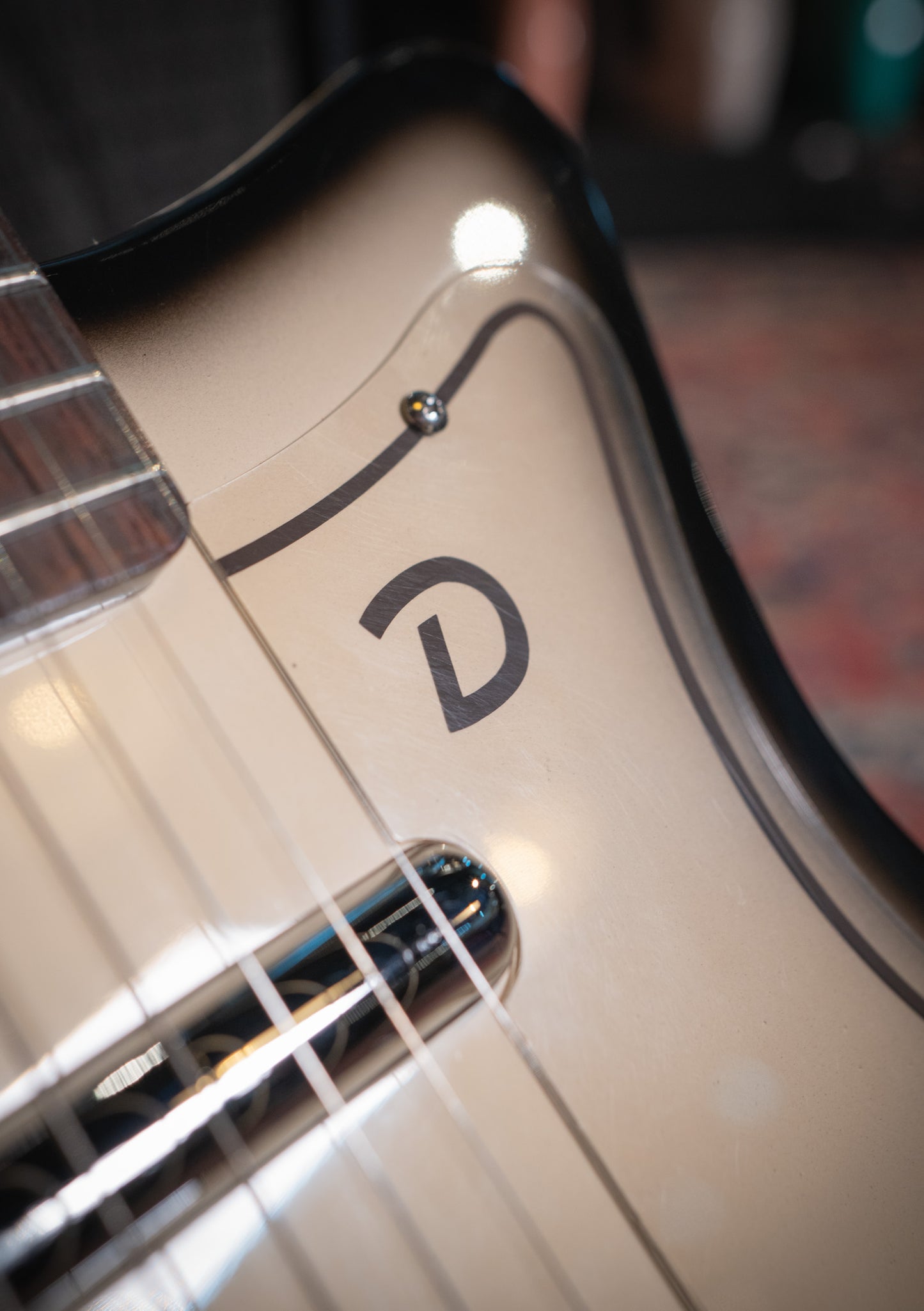 Danelectro 56 U-2 Reissue Black Burst usada (incluye funda) - Guitarra eléctrica