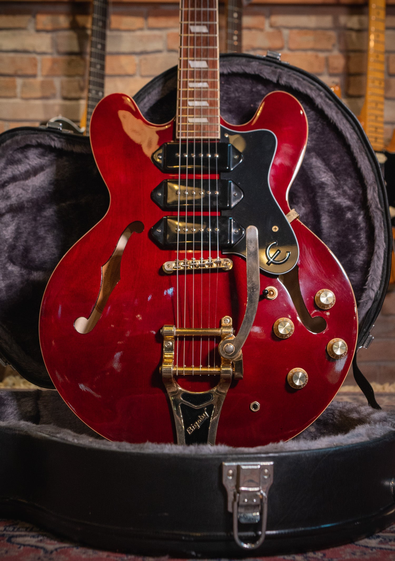 Epiphone Riviera P93 Wine Red 2011 usada semihueca con 3 pastillas
