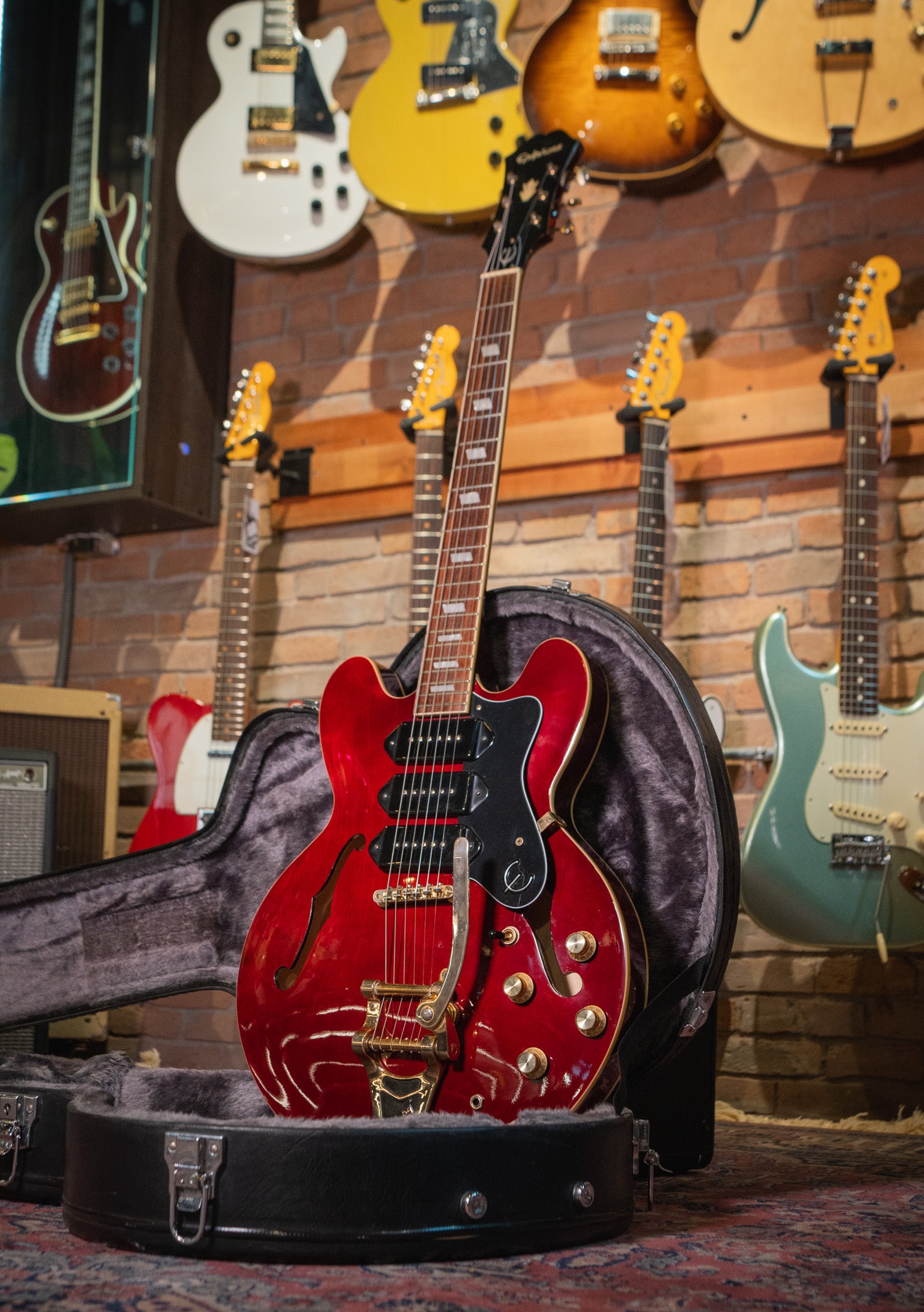 美品❣️Epiphone Riviera Custom P93 Wine Red Epiphone Riviera P93 Wine Red 2011 usada semihueca con 3 pastillas