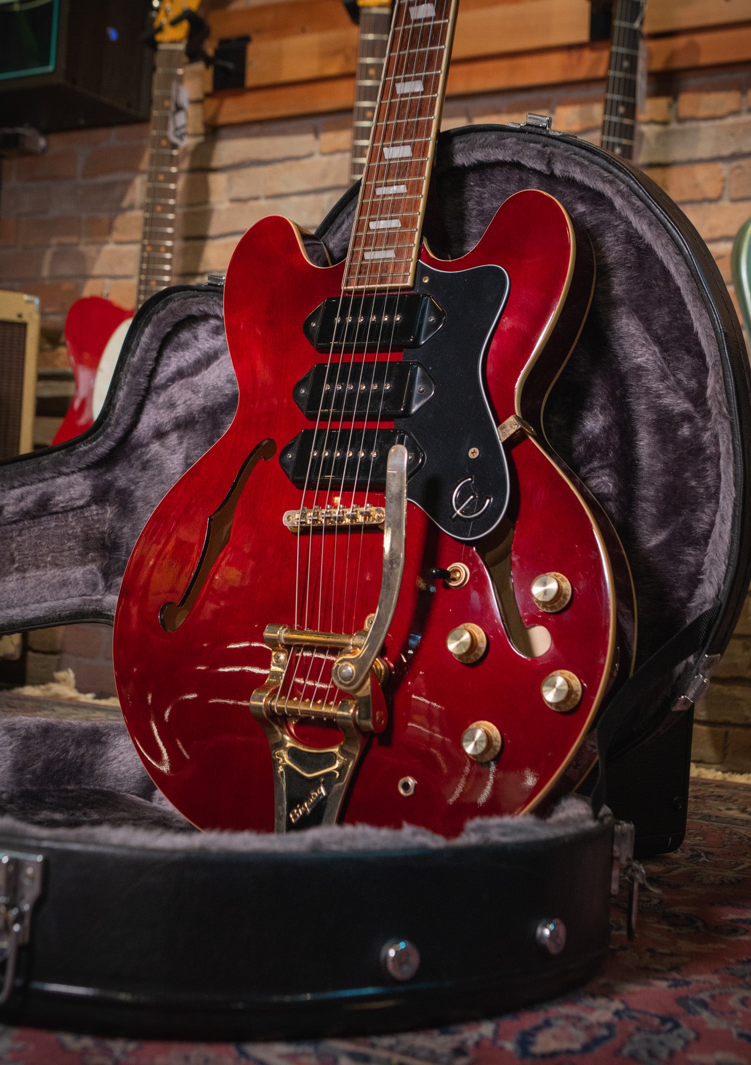 Epiphone Riviera P93 Wine Red 2011 usada semihueca con 3 pastillas