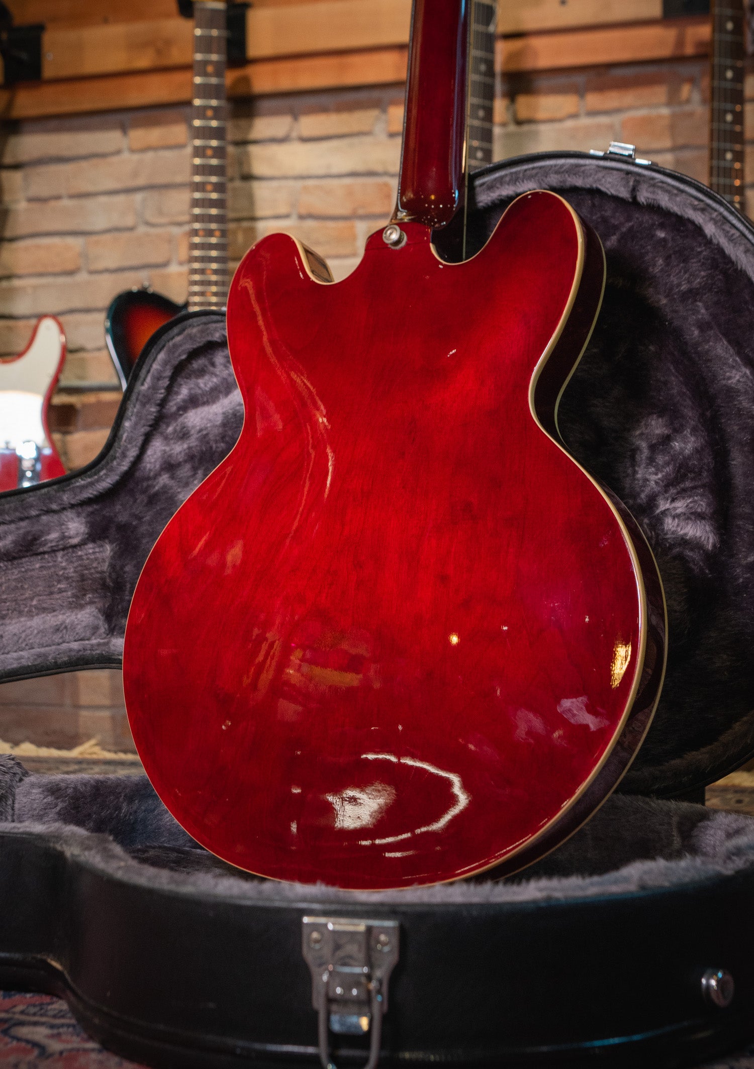Epiphone Riviera P93 Wine Red 2011 usada semihueca con 3 pastillas