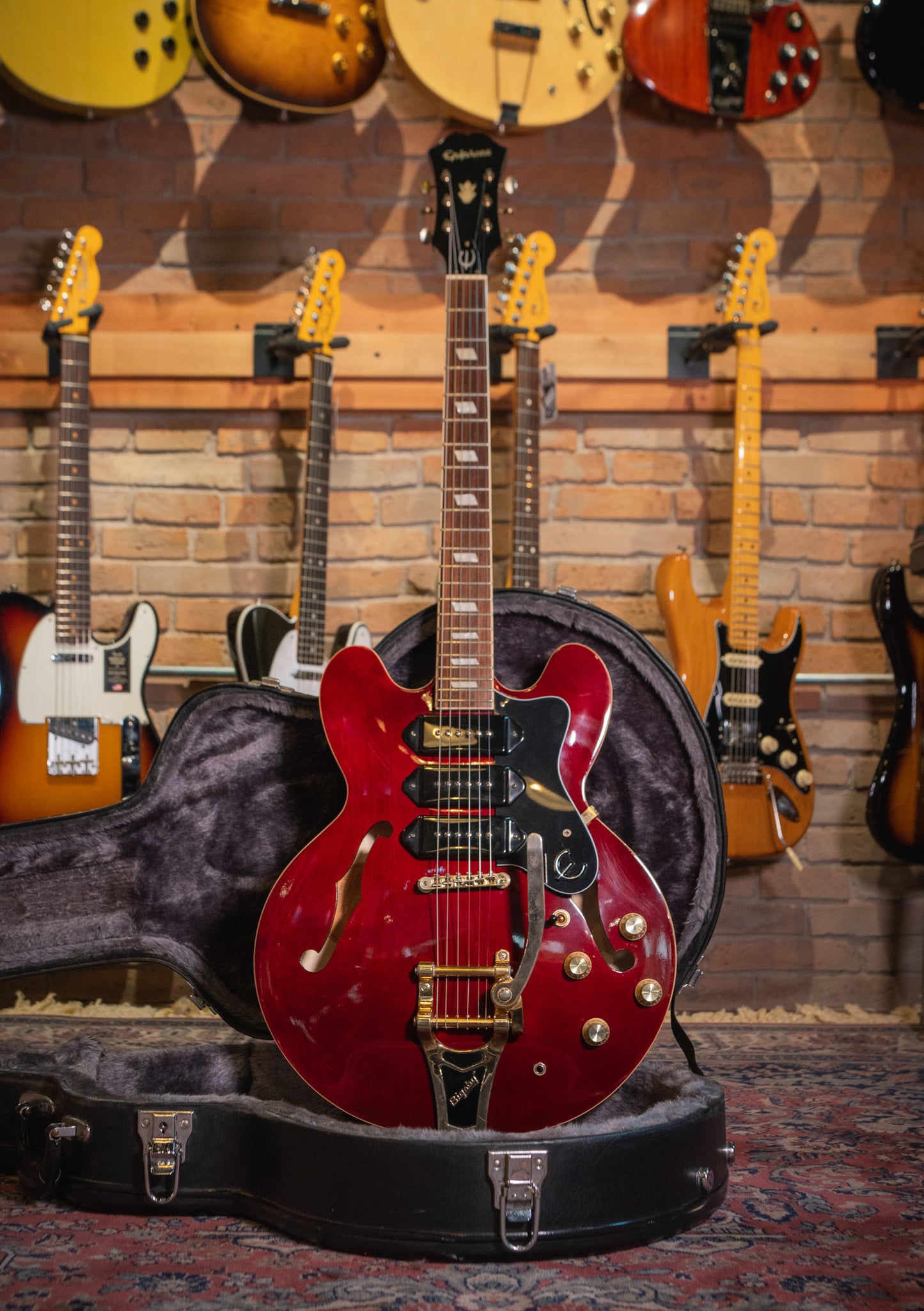 Epiphone Riviera P93 Wine Red usada año 2011 (incluye hardcase) - Guitarra eléctrica