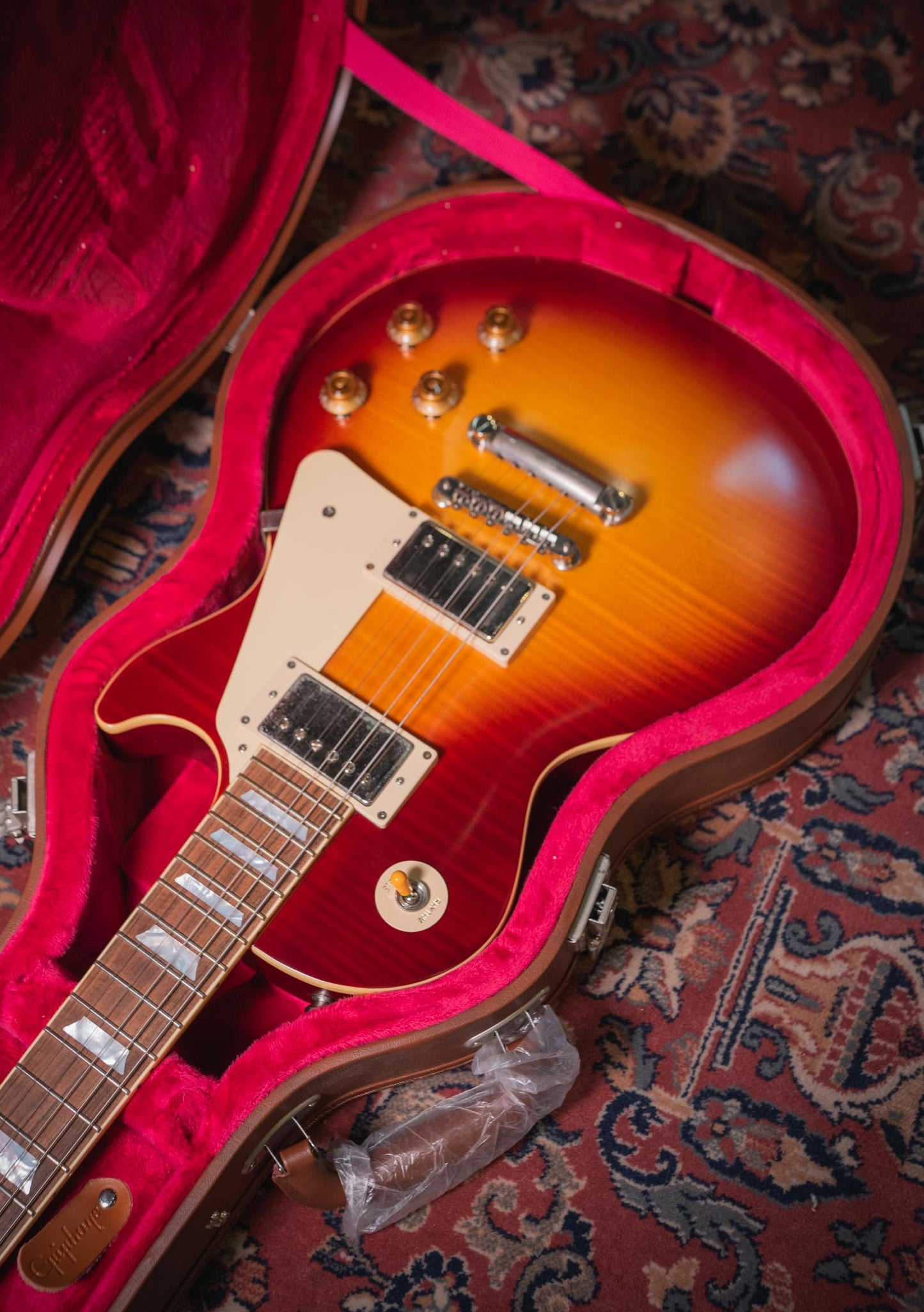 Epiphone 1959 Standard Inspired by Gibson Les Paul Deep Cherry Sunburst usada año 2023 (incluye hardcase) - Guitarra eléctrica