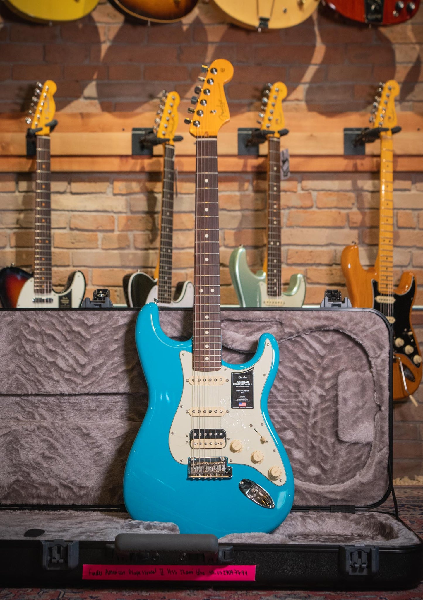 Fender American Professional II Stratocaster® HSS Miami Blue Nueva año 2025 (incluye hardcase) - Guitarra eléctrica