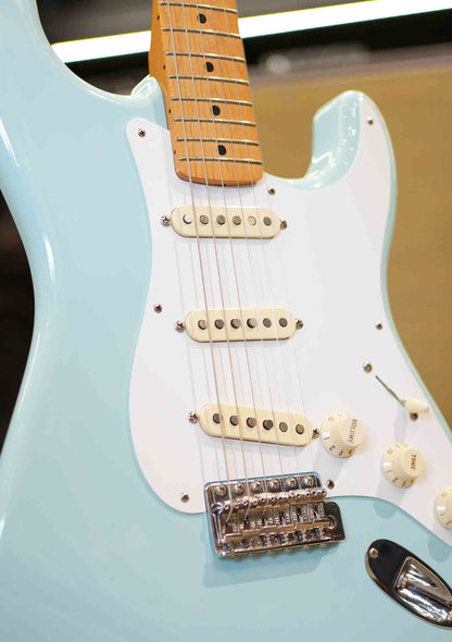 Guitarra eléctrica Fender Classic Series 50s Stratocaster Daphne Blue usada año 2016