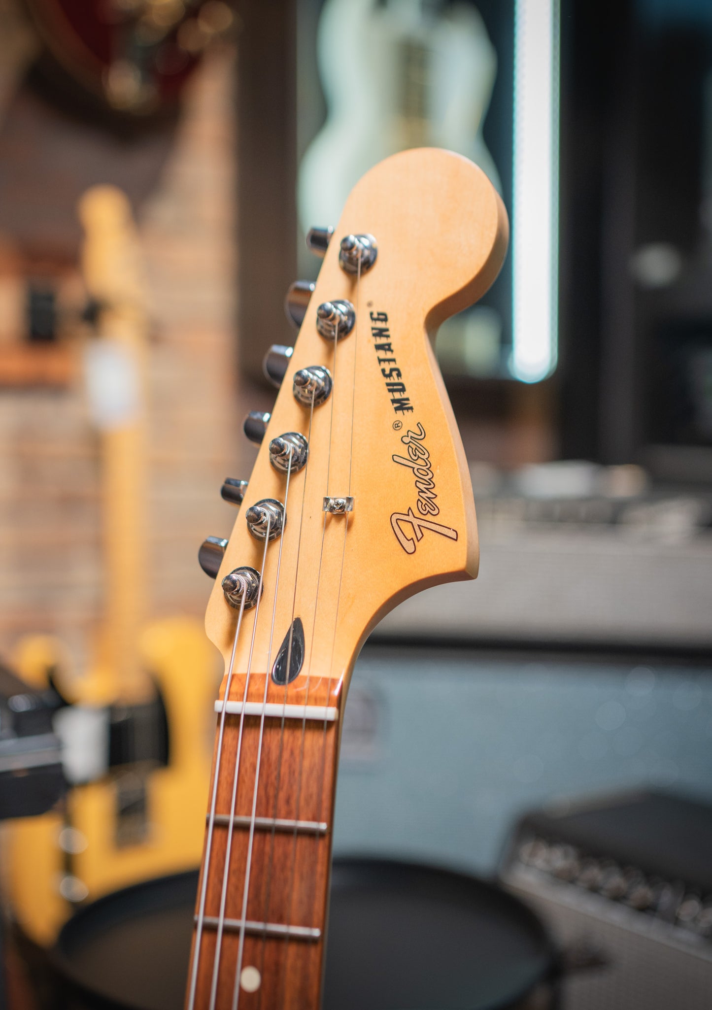 Fender Player Mustang Firemist Gold usada año 2022 (incluye funda)