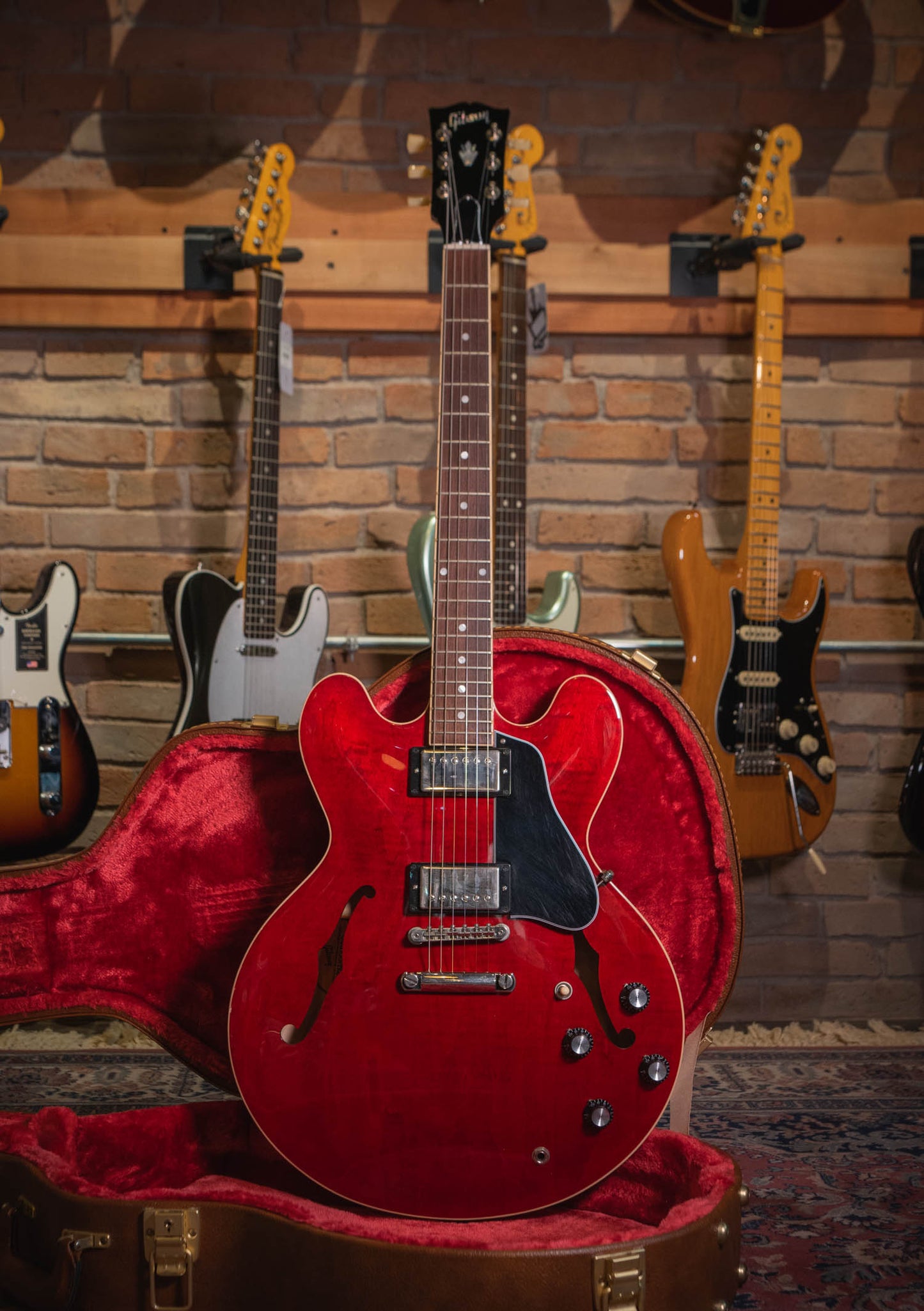 Gibson ES-335 Dot Cherry Gloss usada año 2023 (incluye hardcase) - Guitarra eléctrica