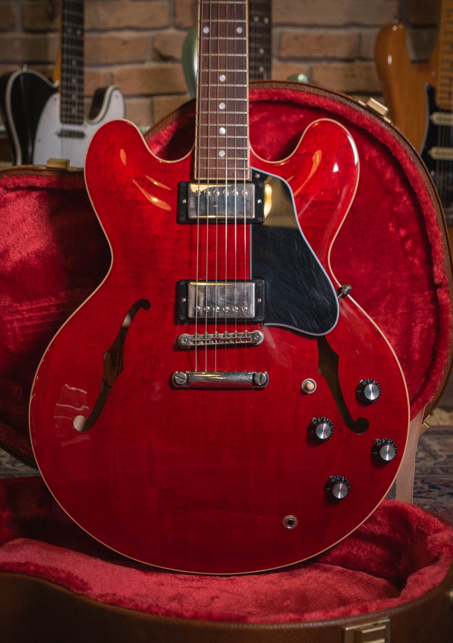 Gibson ES-335 Dot Cherry Gloss usada año 2023 (incluye hardcase) - Guitarra eléctrica