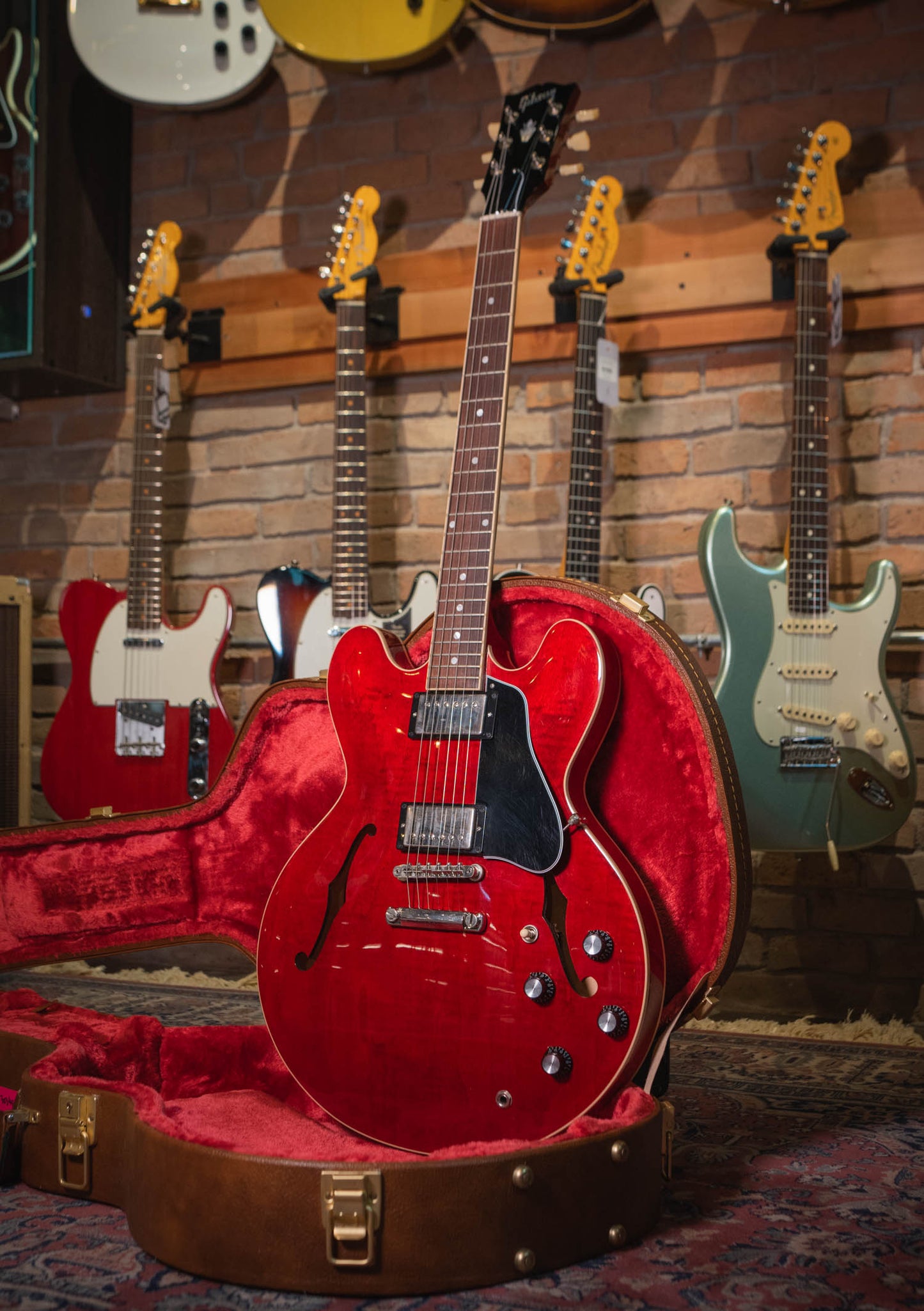 Gibson ES-335 Dot Cherry Gloss usada año 2023 (incluye hardcase) - Guitarra eléctrica