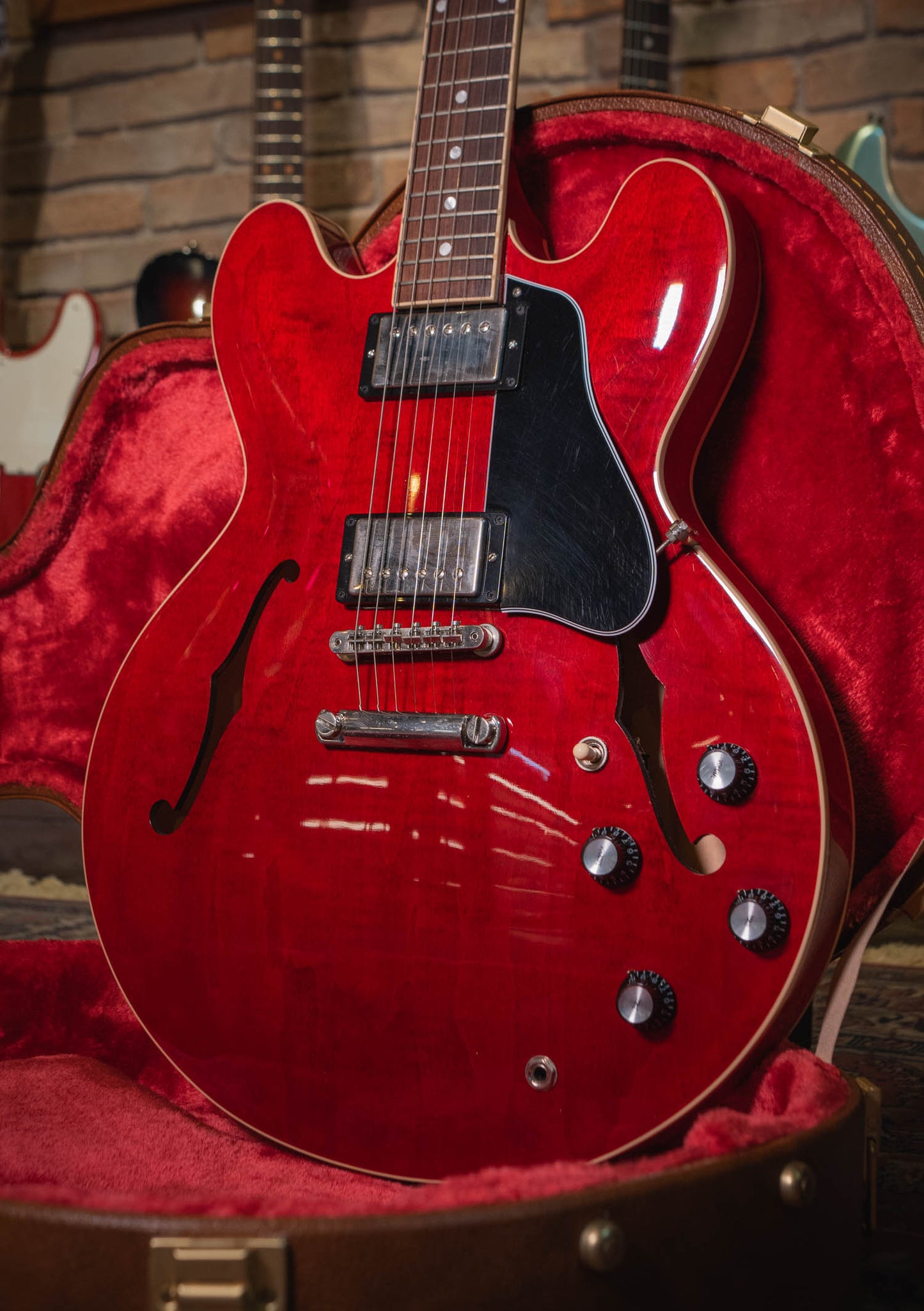 Gibson ES-335 Dot Cherry Gloss usada año 2023 (incluye hardcase) - Guitarra eléctrica