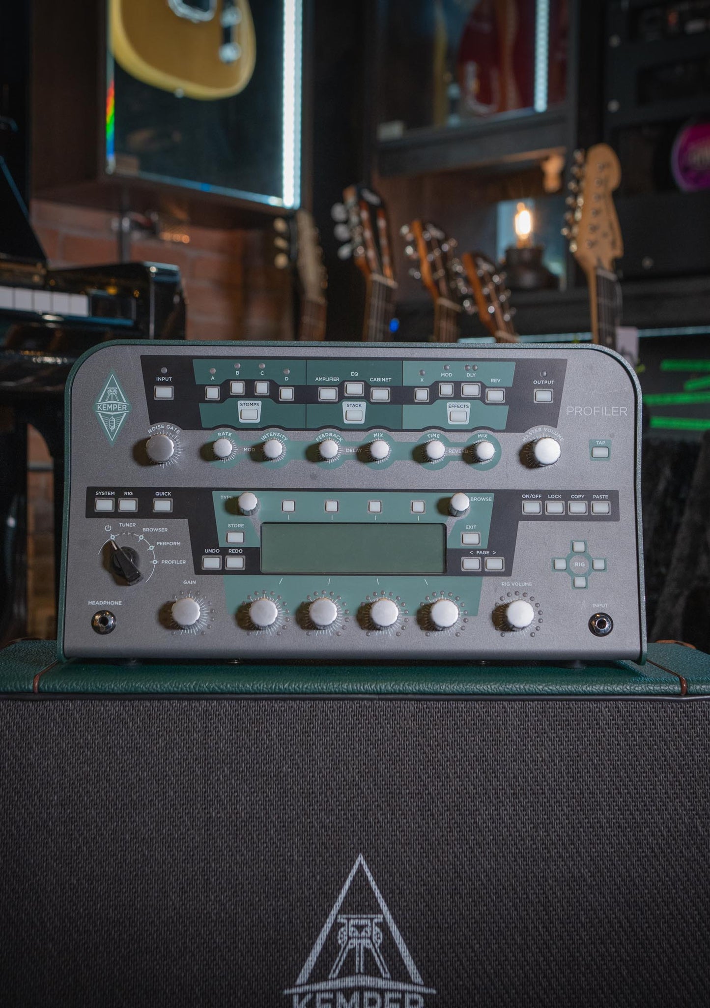 Kemper Profiler PowerHead + Profiler Remote + Kabinet 200 1x12 4 Ohms 200 Watts Pack usado (incluye funda) - Amplificador de guitarra