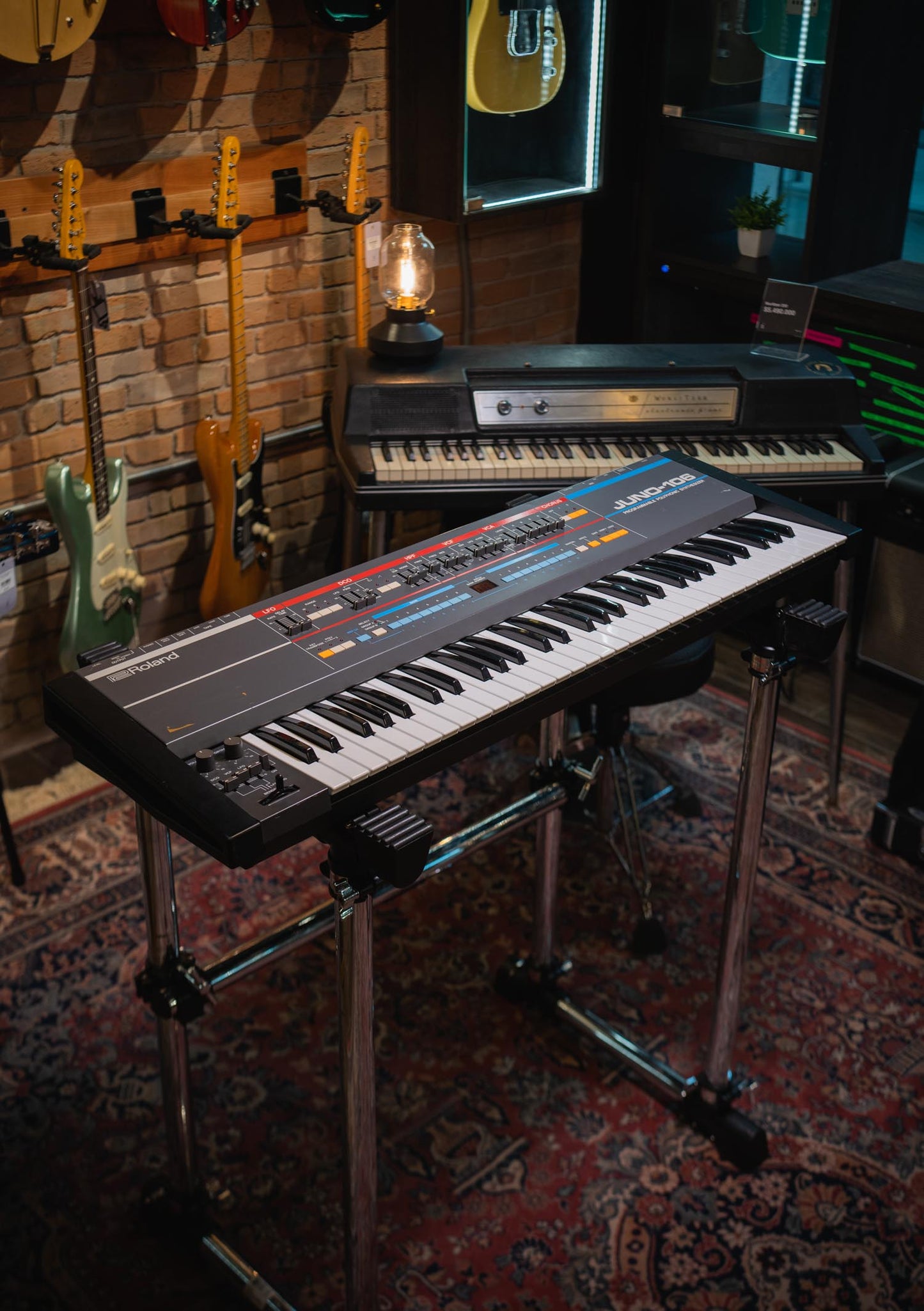 Roland Juno-106 (110v) Clásico usado (incluye funda) -Sintetizador