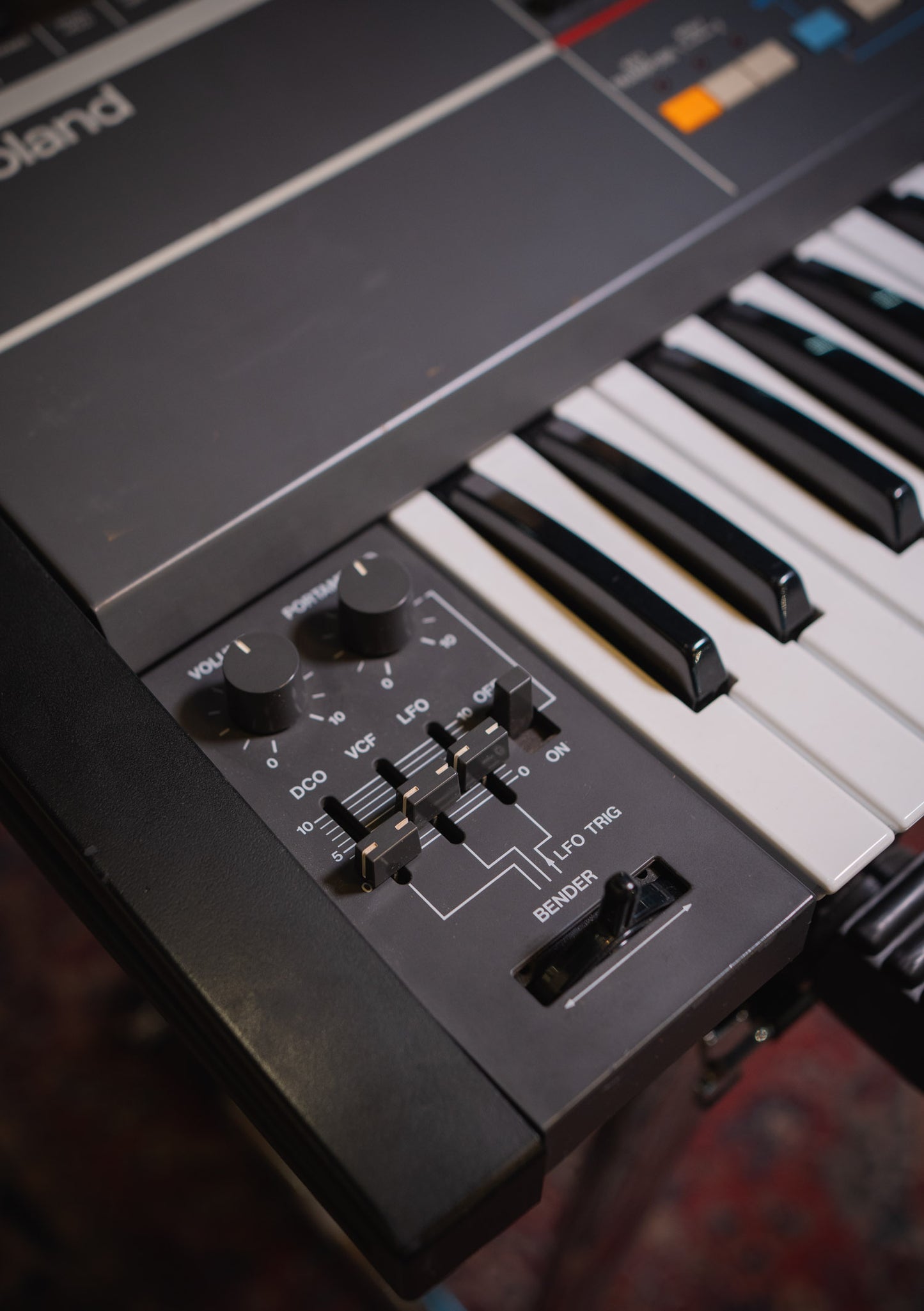 Roland Juno-106 (110v) Clásico usado (incluye funda) -Sintetizador