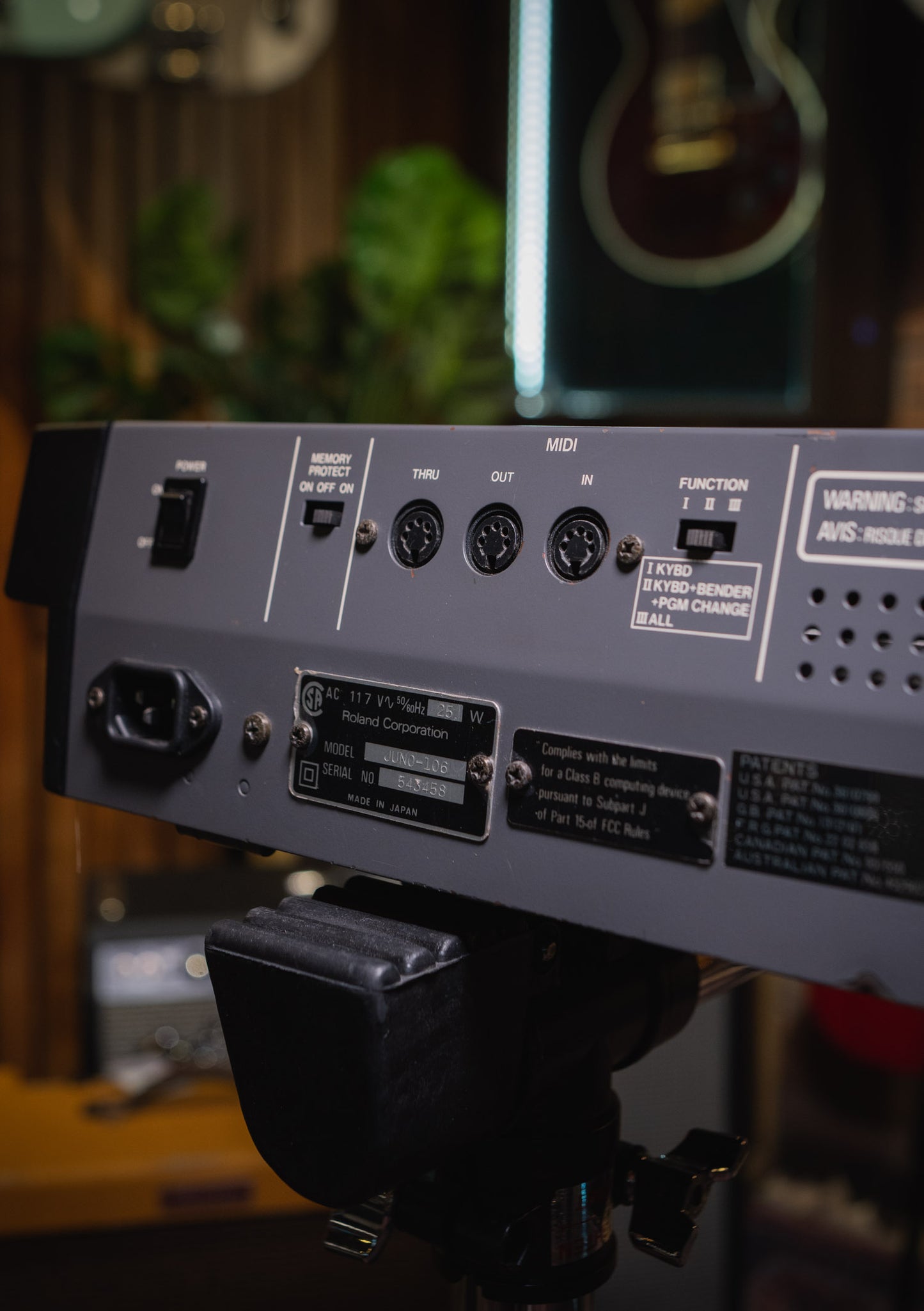 Roland Juno-106 (110v) Clásico usado (incluye funda) -Sintetizador