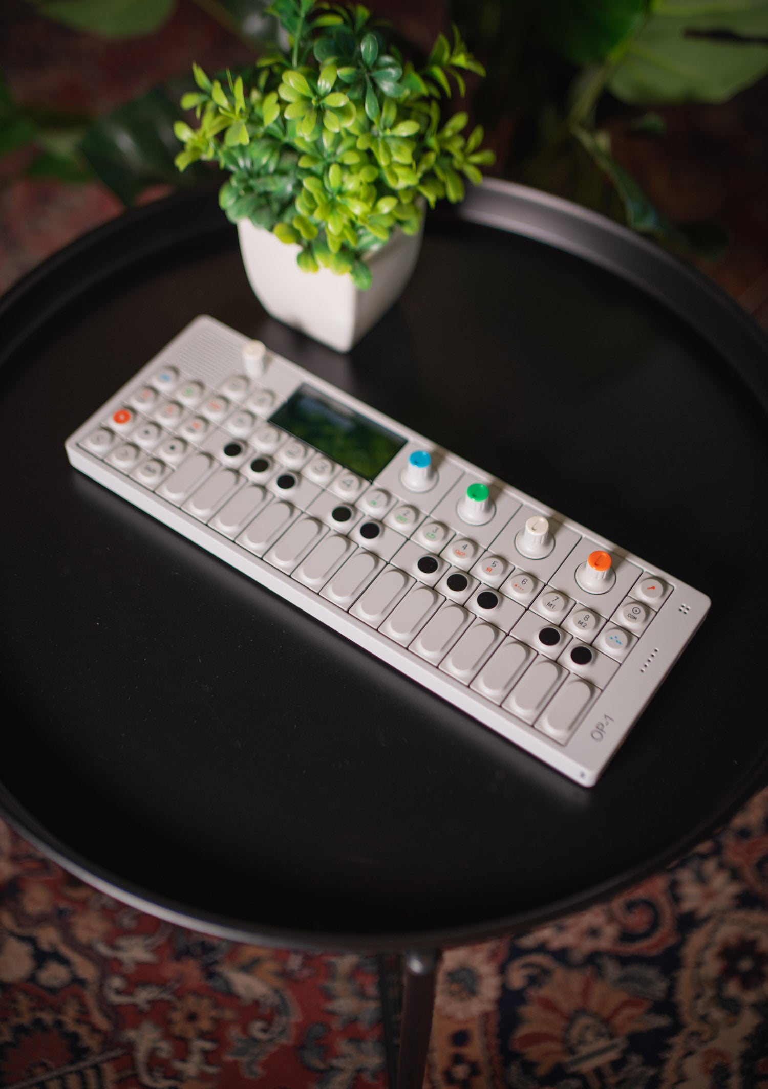 Sintetizador OP-1 Teenage Engineering (openbox) – Fat Store