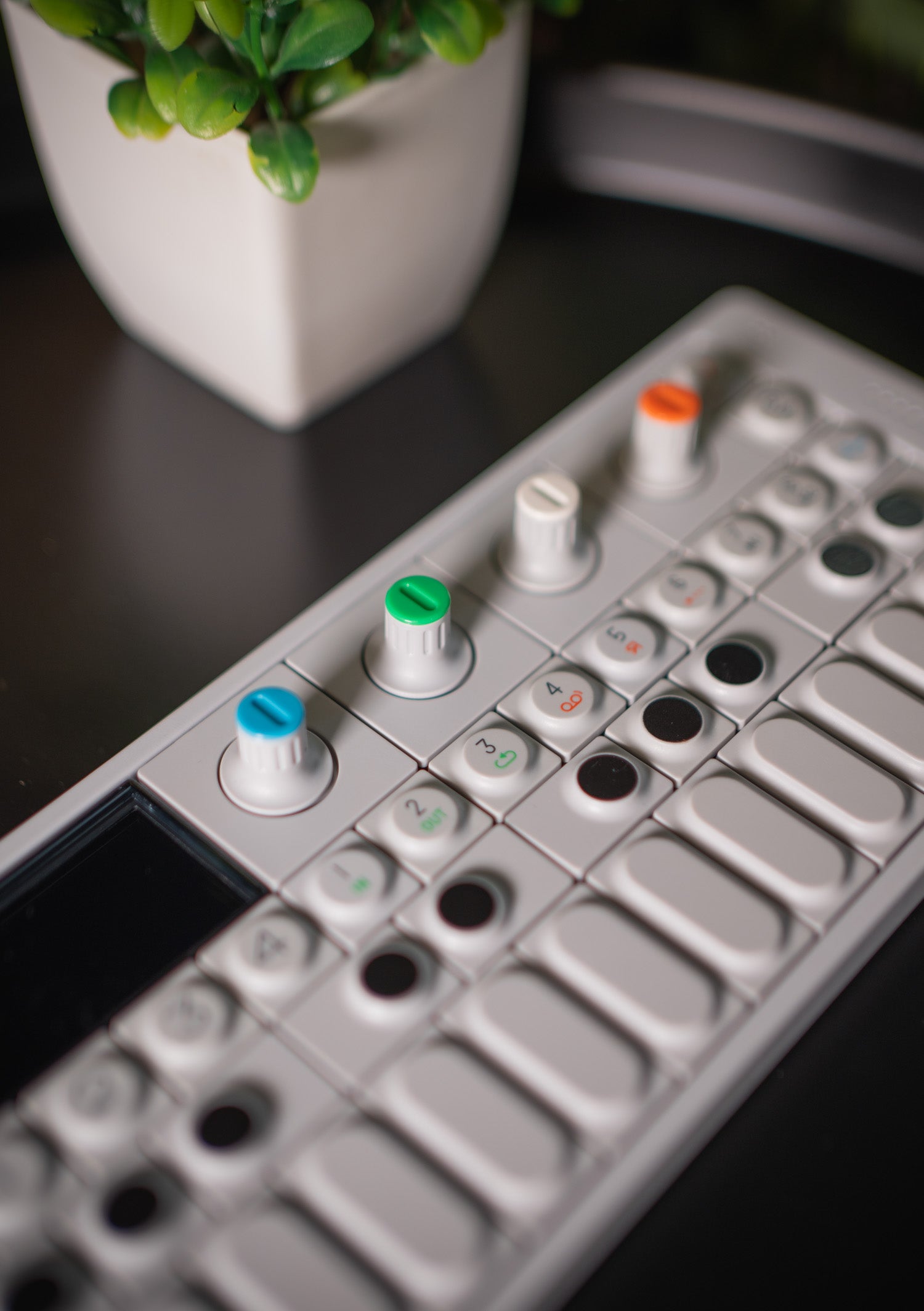 Sintetizador OP-1 Teenage Engineering (openbox) – Fat Store