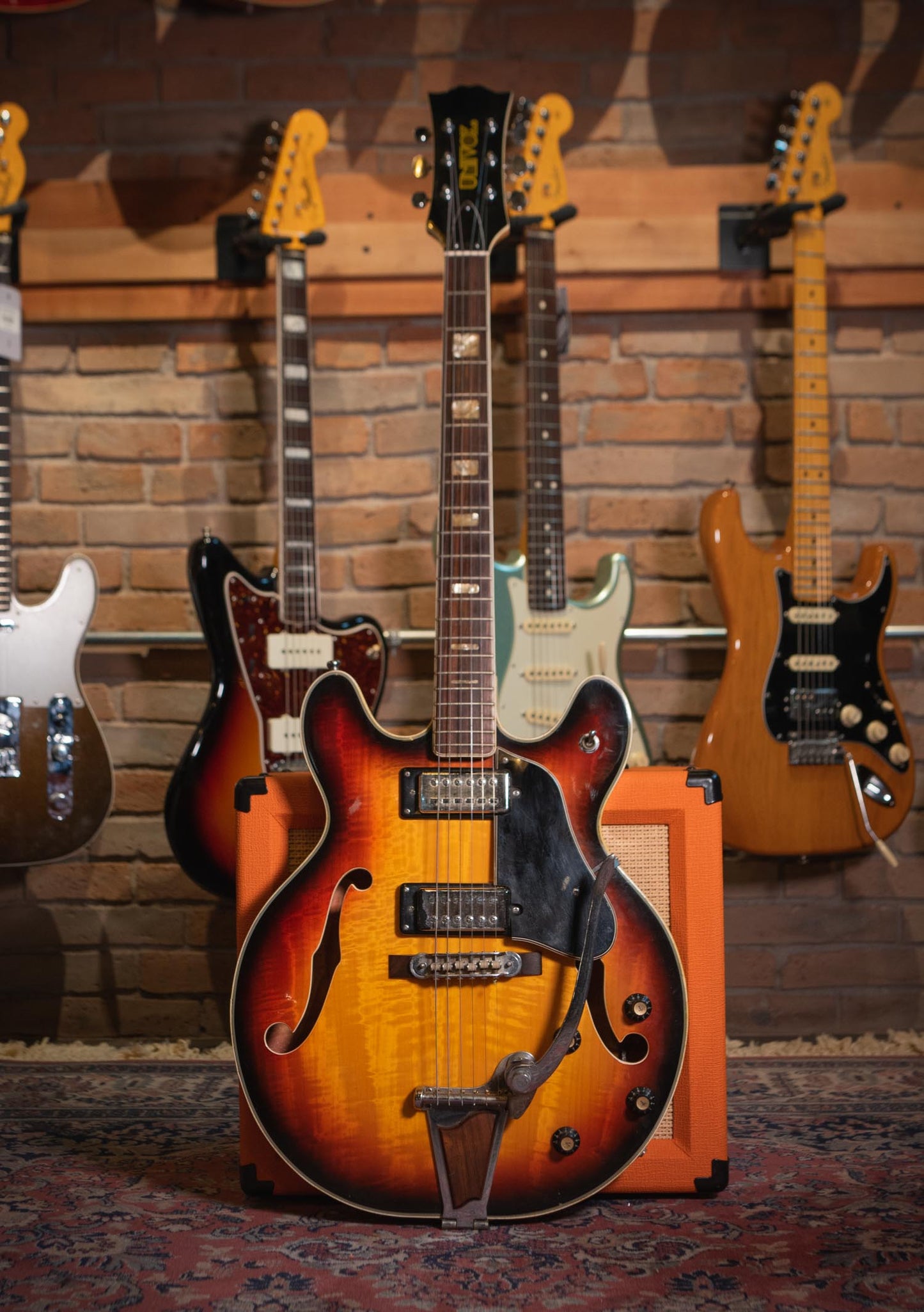 Univox 70s Coily Sunburst usada (incluye hardcase)