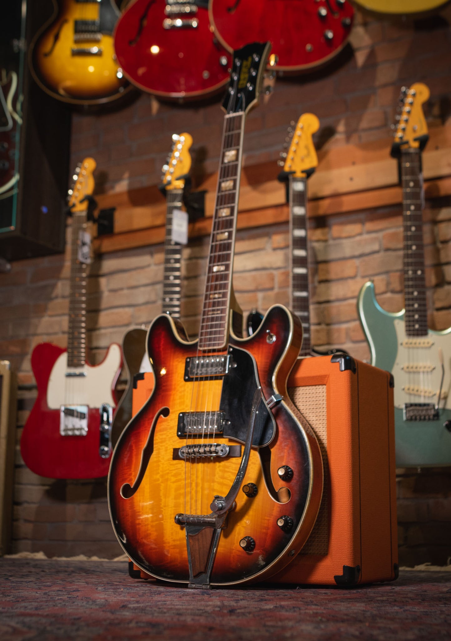 Univox 70s Coily Sunburst usada (incluye hardcase)