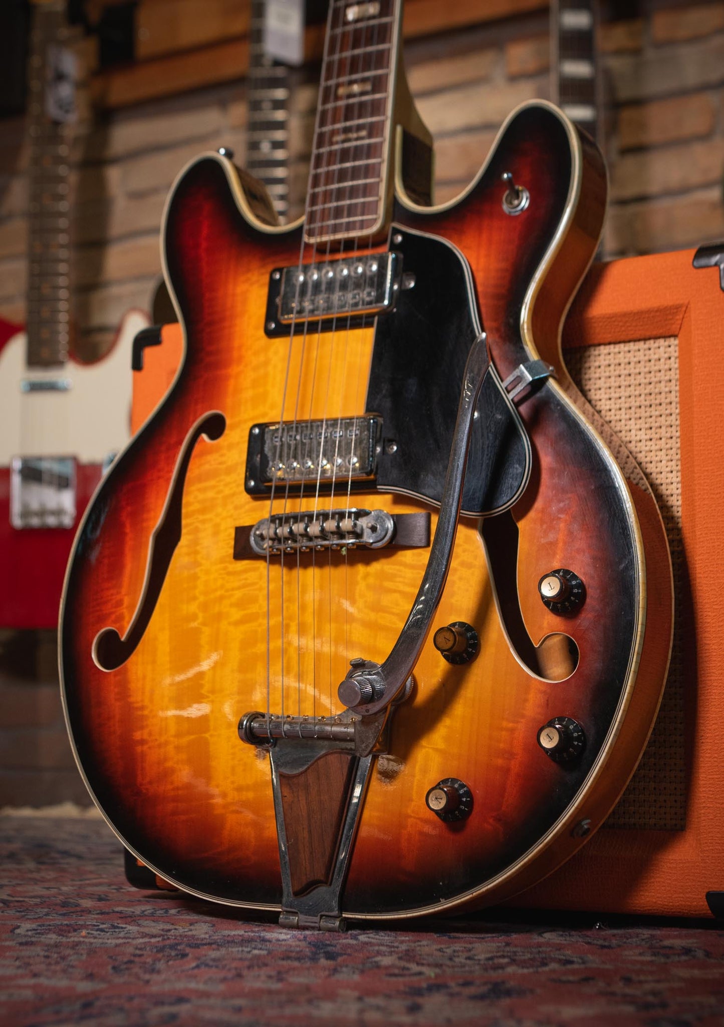 Univox 70s Coily Sunburst usada (incluye hardcase)