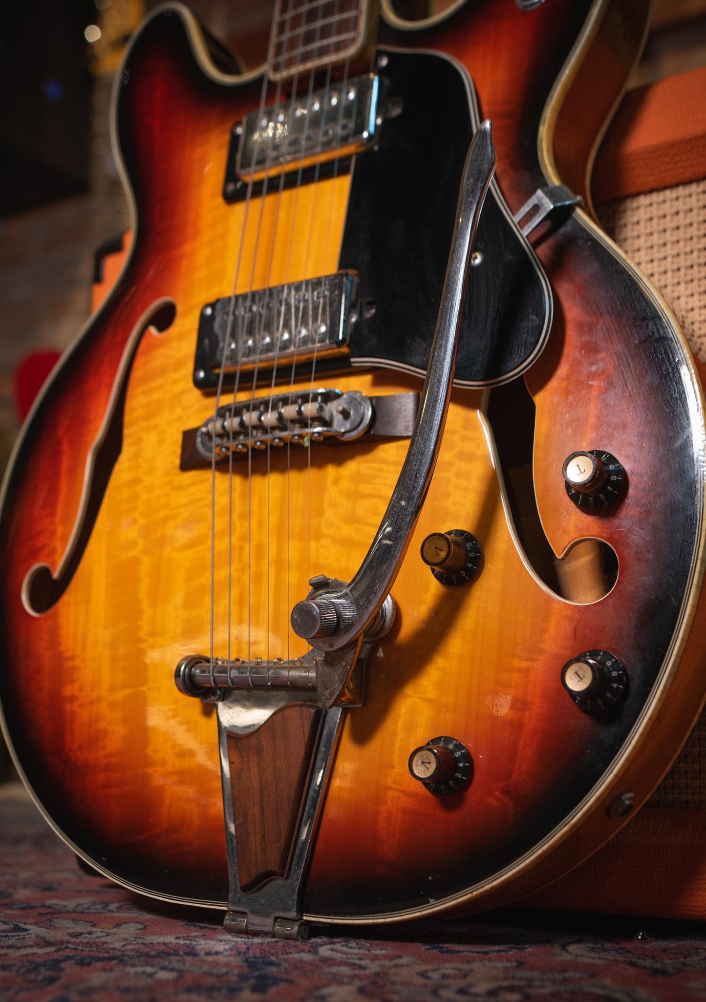 Univox 70s Coily Sunburst usada (incluye hardcase)